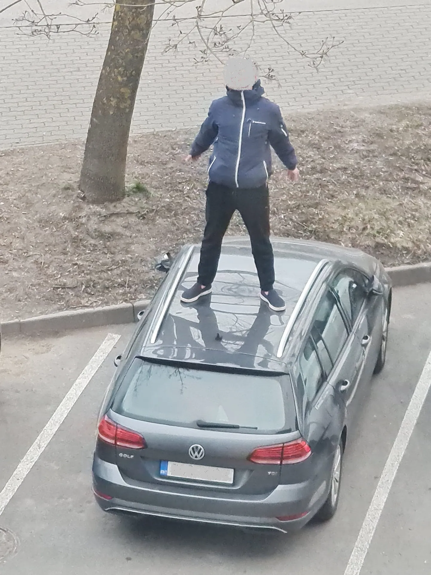 Lasnamäel auto katusel karjunud mees.