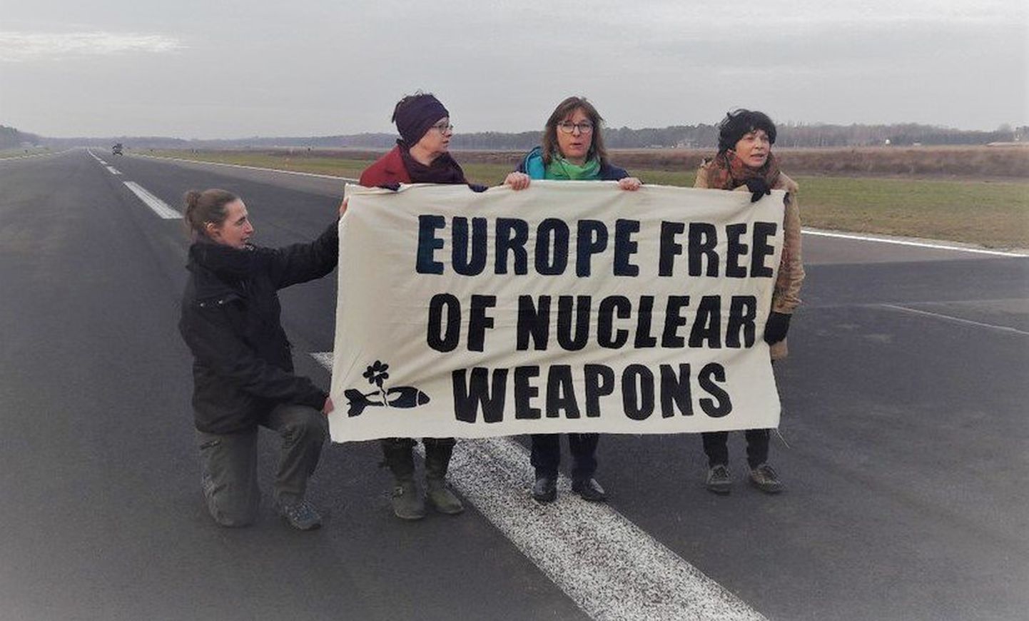 USA tuumarelvi hoiustavasse baasi tunginud Euroopa Parlamendi roheliste fraktsiooni poliitikud.
