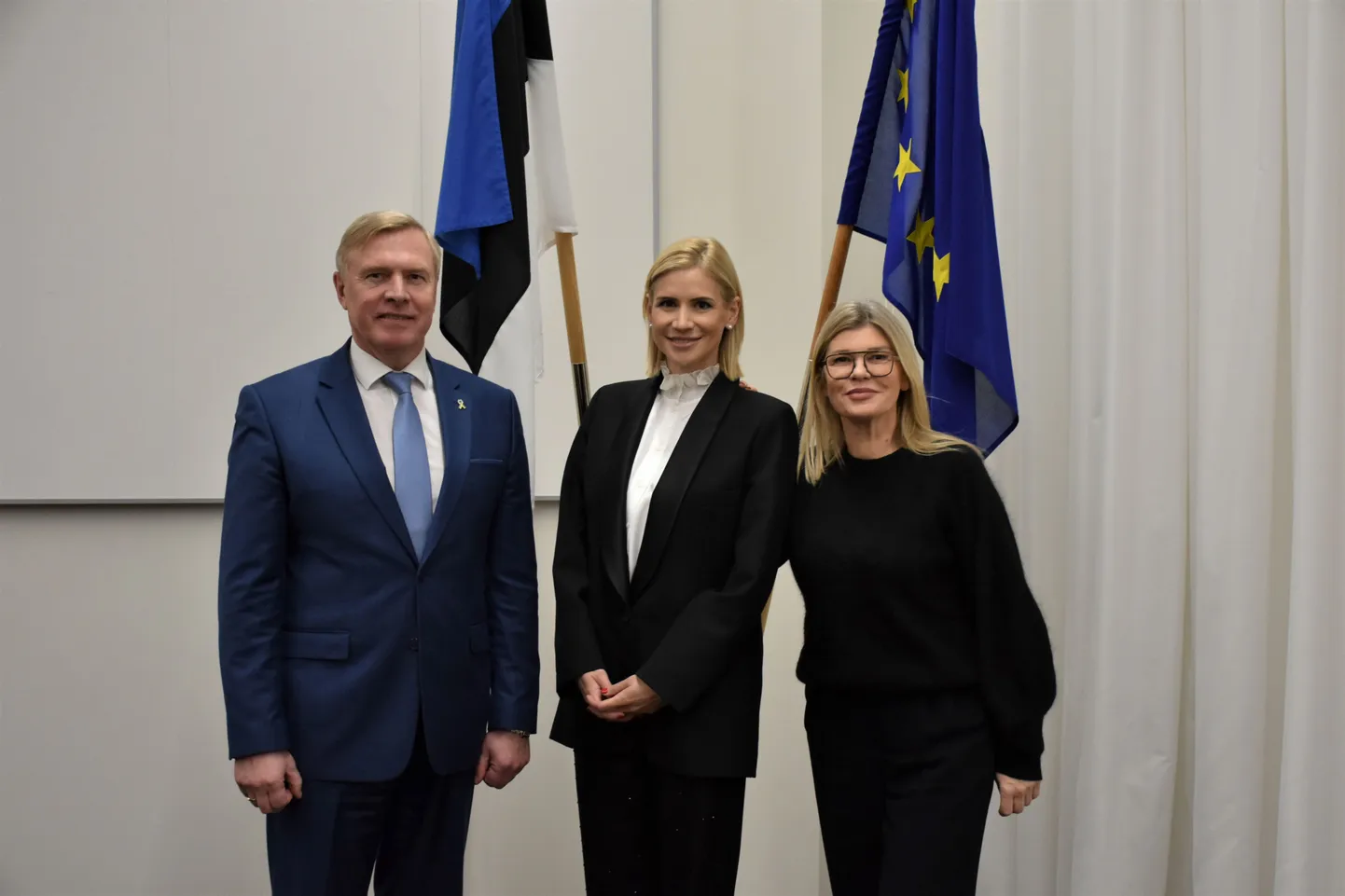 vasakult: justiitsminister Kalle Laanet, Kuressaare notar Katrin Sepp ja Notarite Koja esimees Merle Saar-Johanson