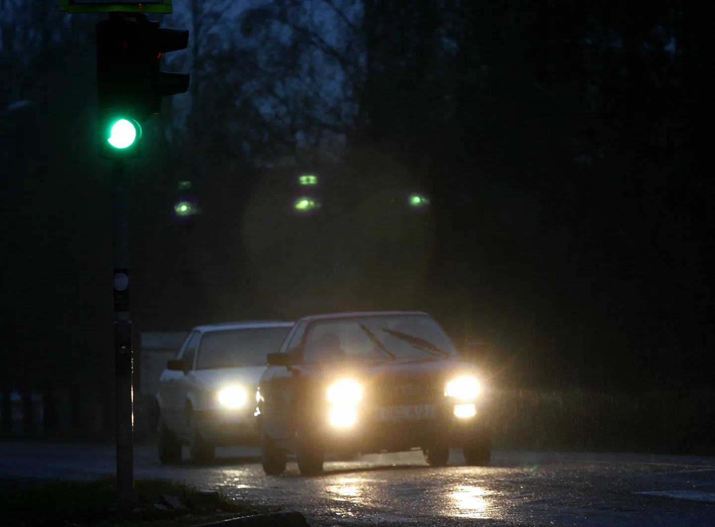 Autod pimedal tänaval.
