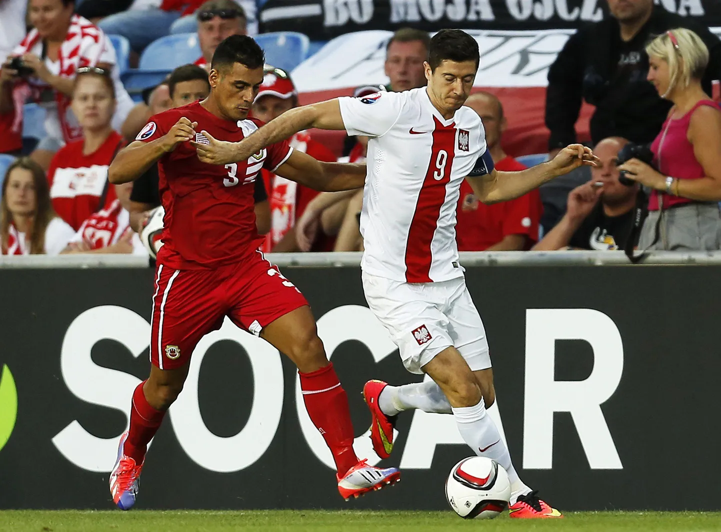 Poola koondise ründaja Robert Lewandowski (paremal) lõi Gibraltarile neli väravat.