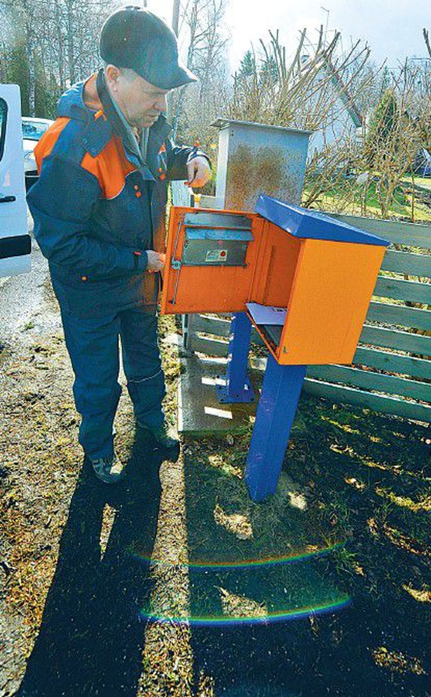 Вчера в Меривялья в Таллинне сотрудник Eesti Post Александр Шобак выполнял свою обычную работу — освобождал почтовые ящики от скопившейся там корреспонденции.