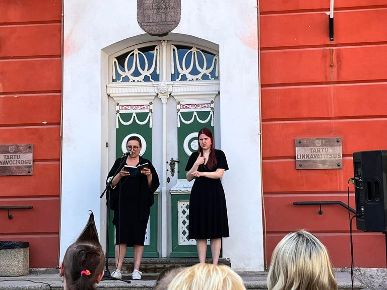 Вице-мэр Тарту Геа Кангиласки выступила с речью перед участникам тартуского прайда со ступеней горуправы.