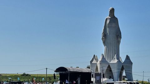 Poola põldude vahele prantsatas ilmatu suur Neitsi Maarja