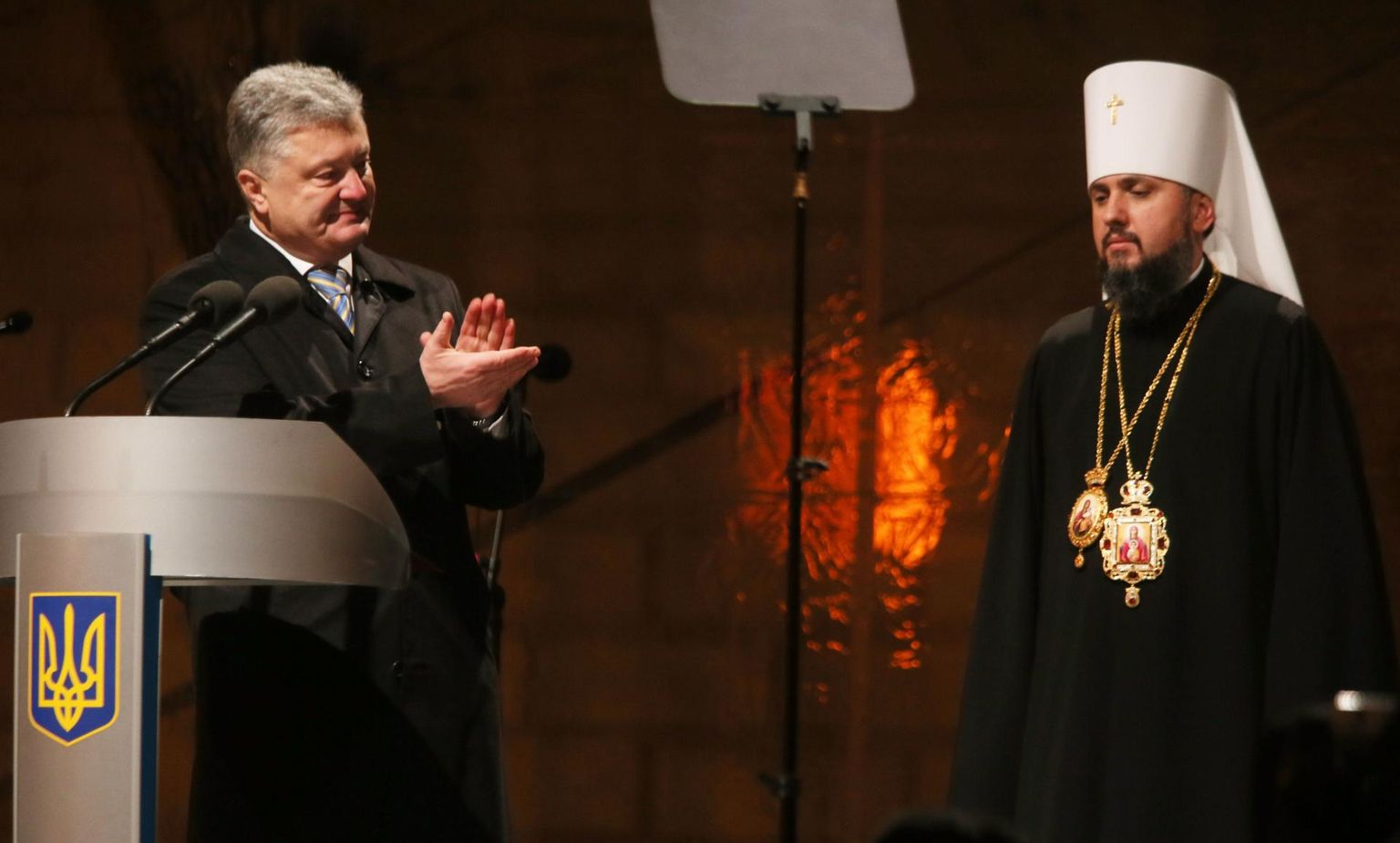 Ukraina president Petro Porošenko (vasakul) õnnitleb Ukraina autokefaalse õigeusu kiriku vastset juhti metropoliit Epifaniust (paremal) Püha Sofia katedraalis Kiievis 15. detsembril 2018.