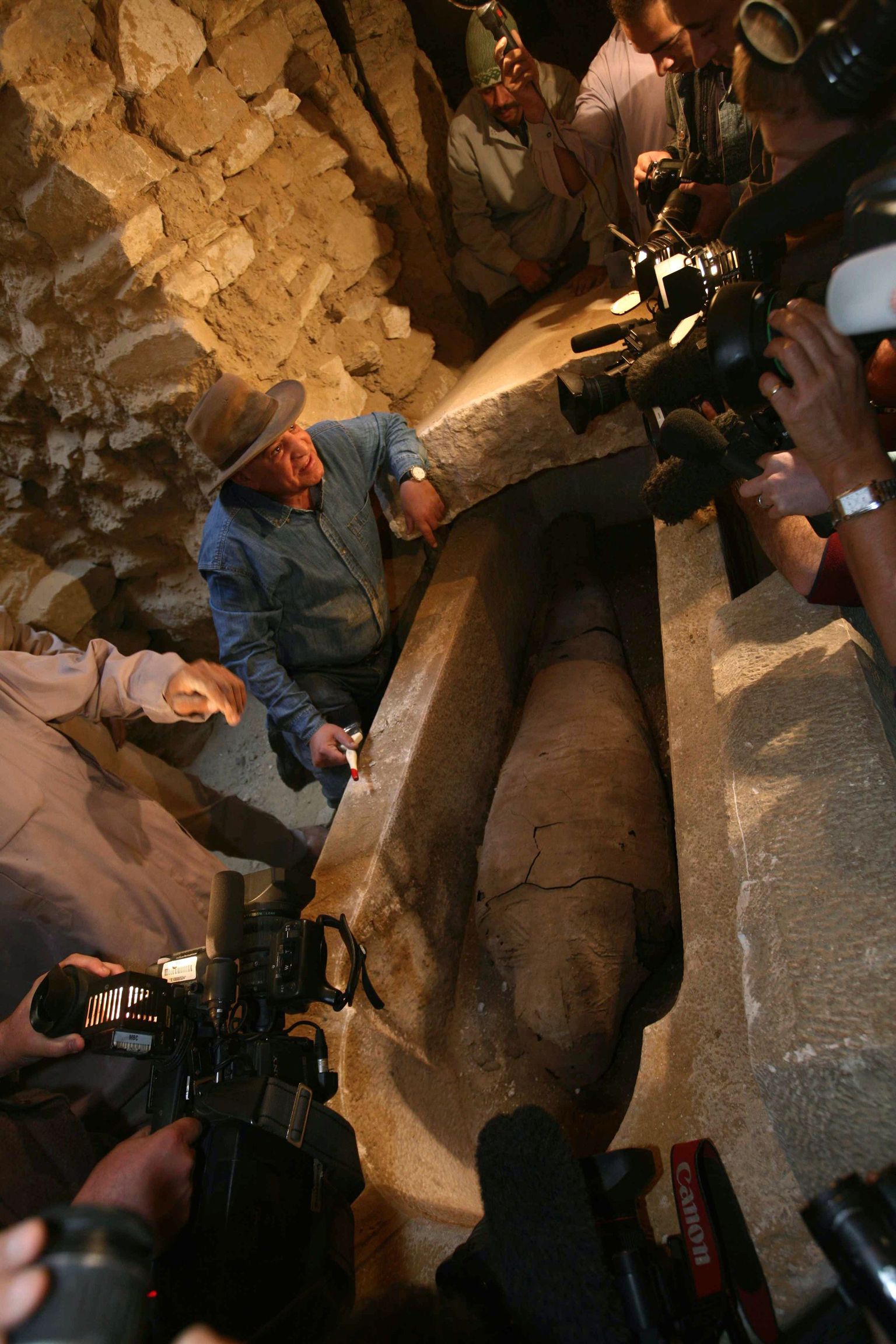 Egiptuse peaarheoloog Zahi Hawass uut muumialeidu tutvustamas