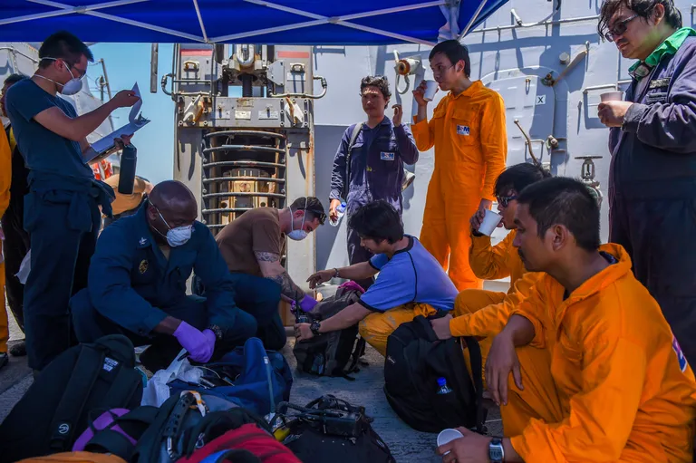 Tankeri Kokuka Courageous meeskonnaliikmed USS Brainbridge`i pardal esmaabi saamas.