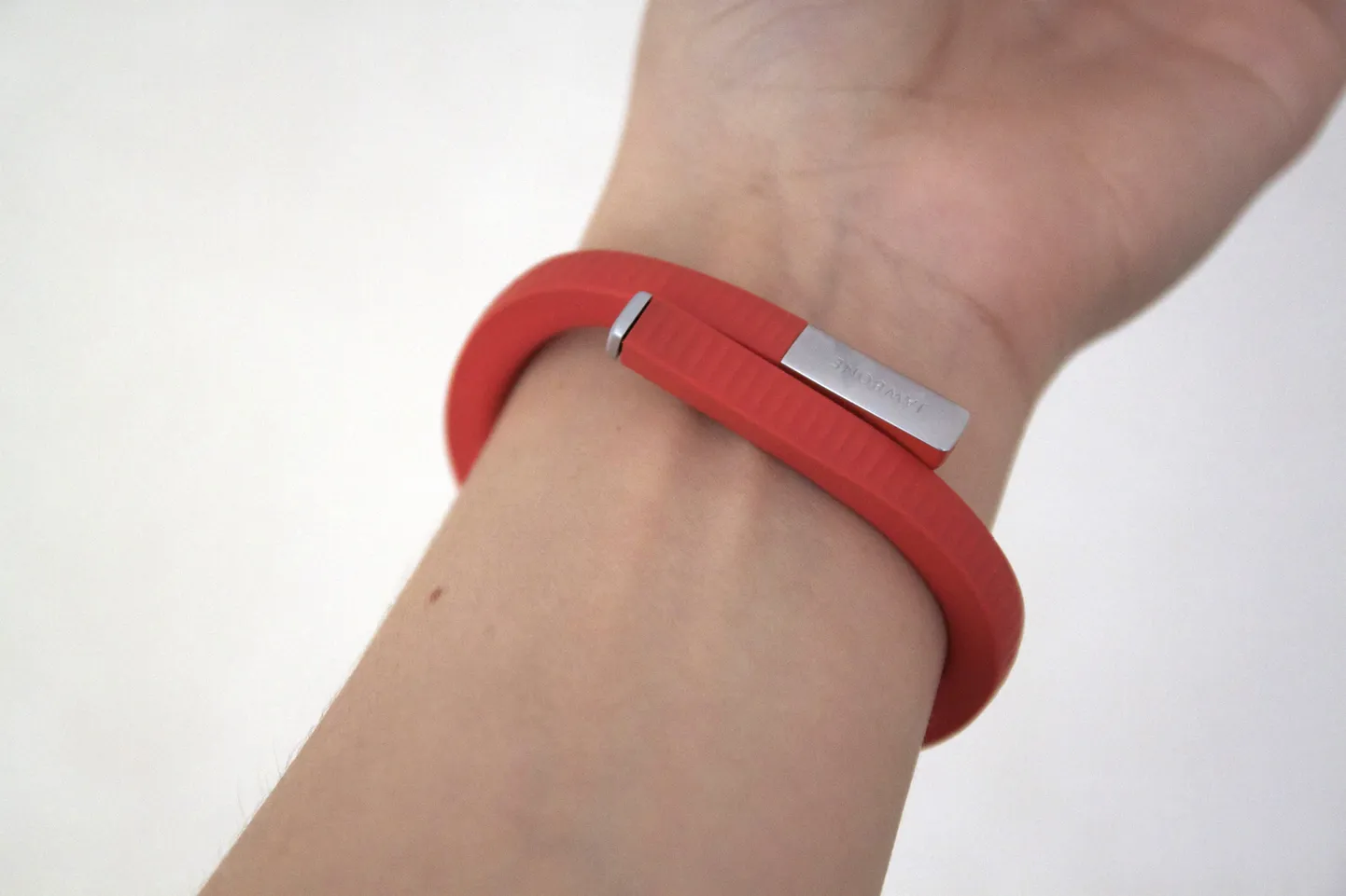 Jawbone näeb välja kui käevõru, kuid aitab tervisel silma peal hoida.