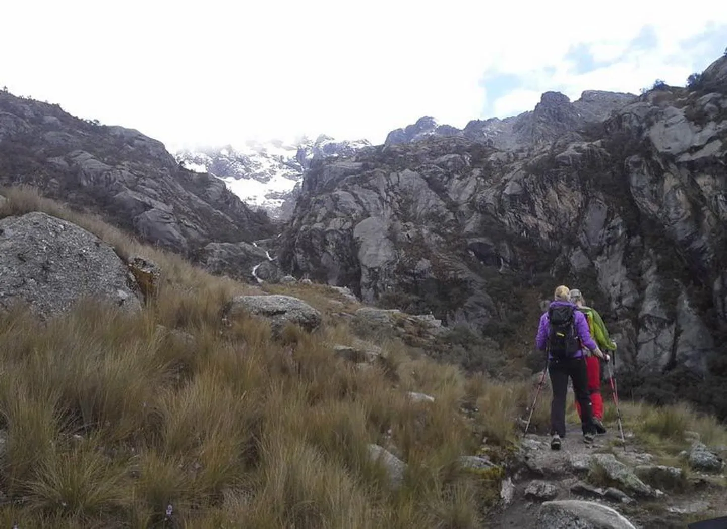 Selle pildi tegid alpinistid Peruu mägedes 31. mail, kui nad tähistasid matkaga 4550 meetri kõrgusel ühe ekspeditsioonil osaleja sünnipäeva. Fotol on esiplaanil seljaga Annemai Märtson, kes traagilises õnnetuses ainsana ellu jäi.