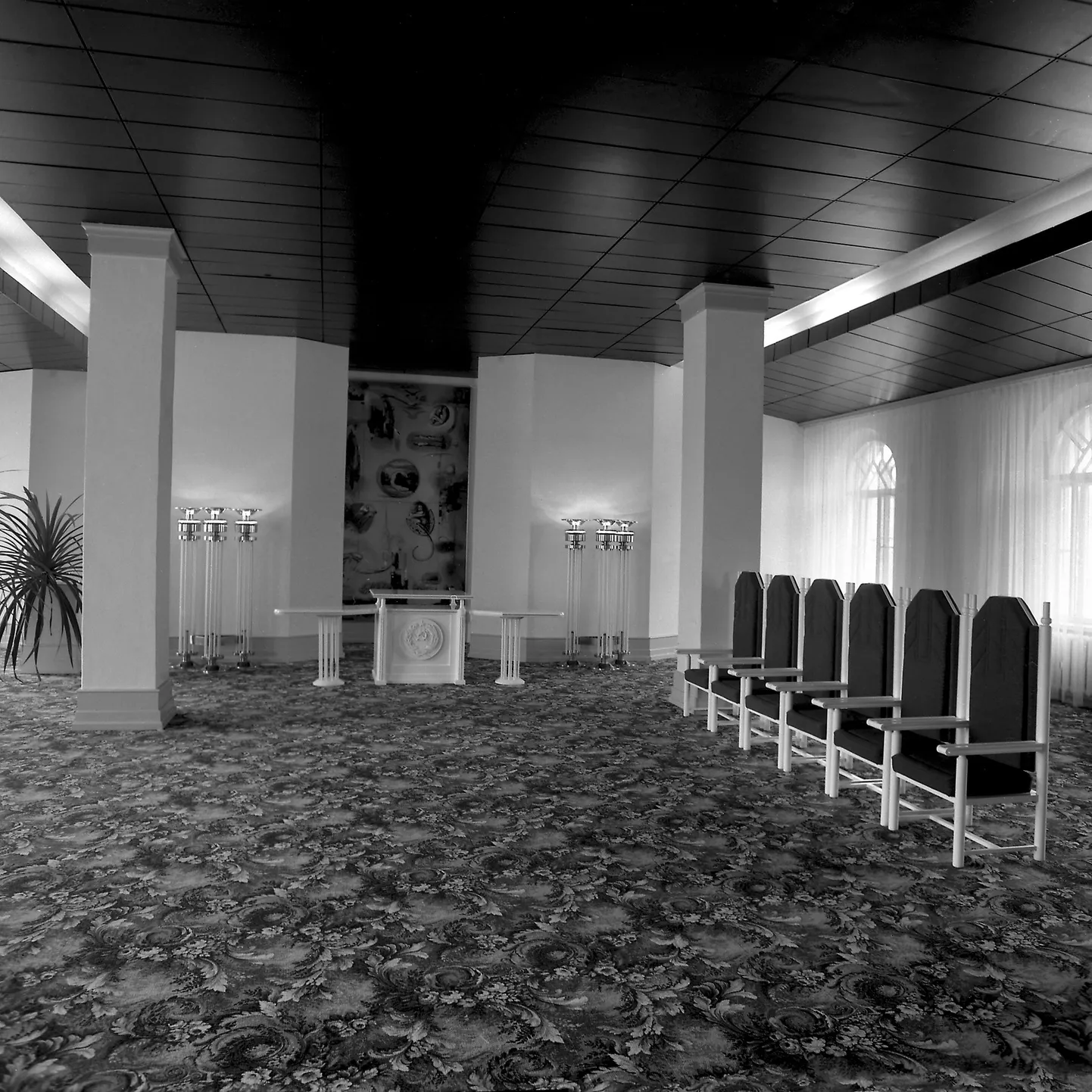 Paide raekoja teise korruse saali seina kaunistas Tiit Pääsukese maal «Altar» üle veerandsaja aasta.