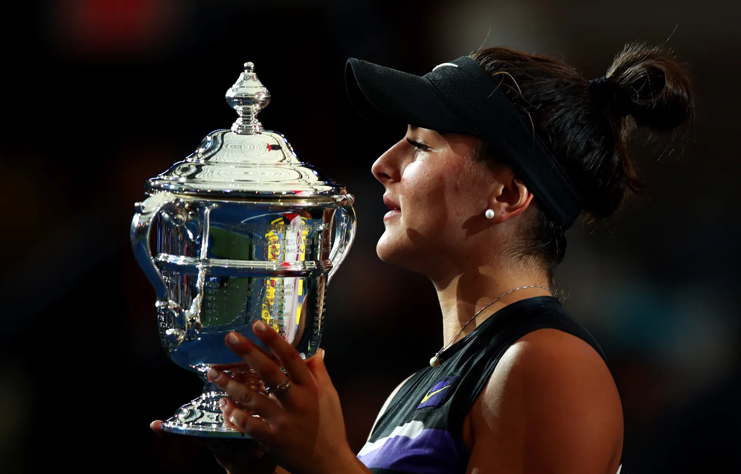 Bianca Andreescu USA lahtiste võidukarikaga.