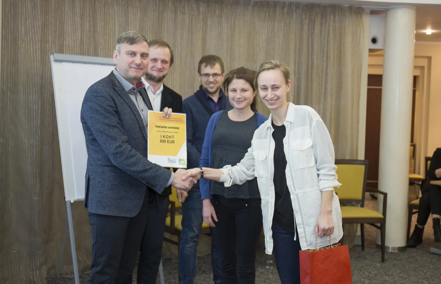 Teisipäeval tunnustasid Grand Hotel Viljandi konverentsisaalis Startup Viljandi juhatuse liikmed Kait Lukka (vasakul) ja Villem Varik ning SEB panga kliendihaldur Kauri Kübar disainistuudio Layk moedisainereid Liisi-Ly Viitkinit ja Karolina Lehtmat 800 euro suuruse preemiaga.