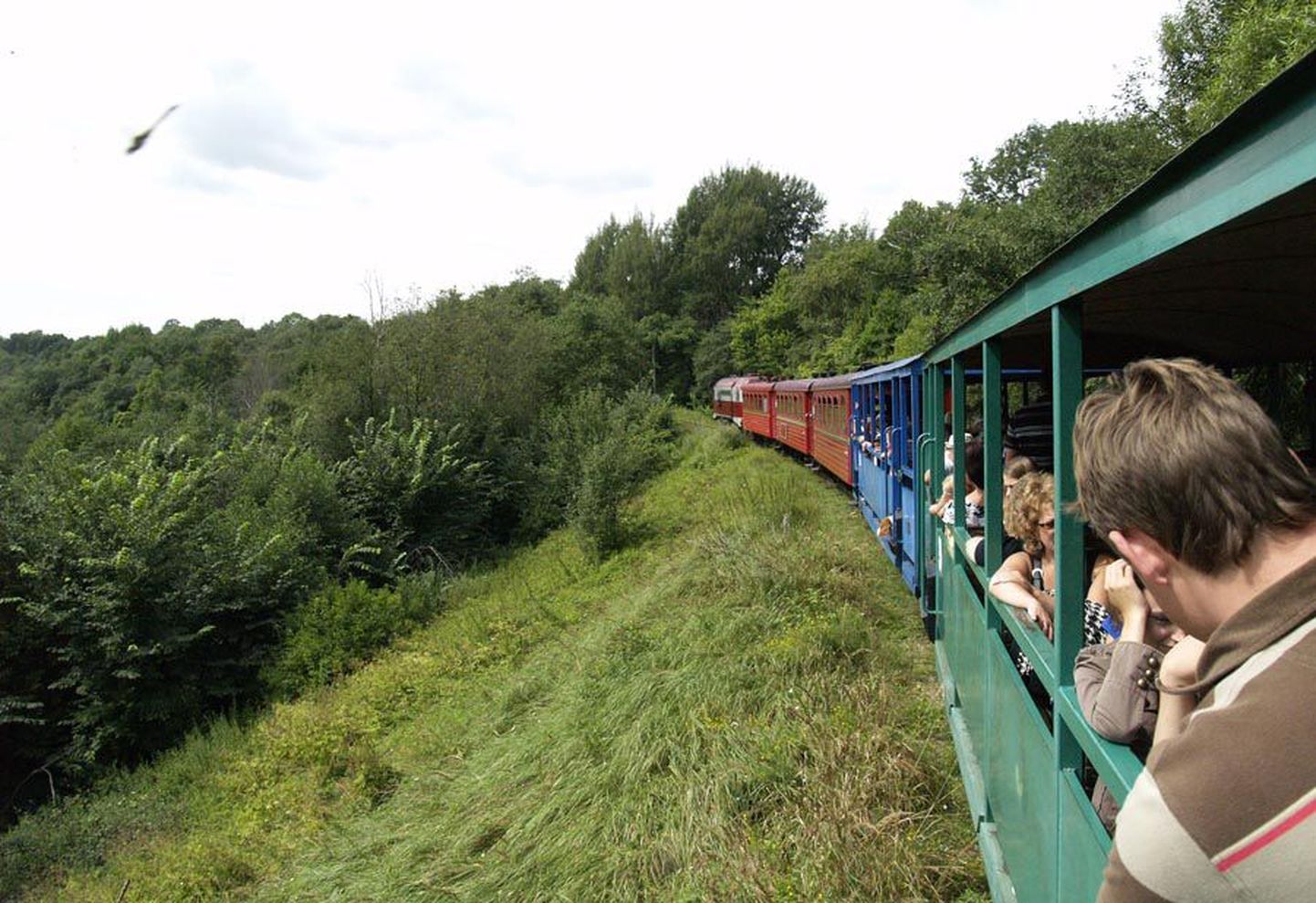 Rong keerutab puude vahel kitsastel raudteesihtidel nii, et igav sõites ei hakka. Lisaks saab Leedu maastikku vaadata.