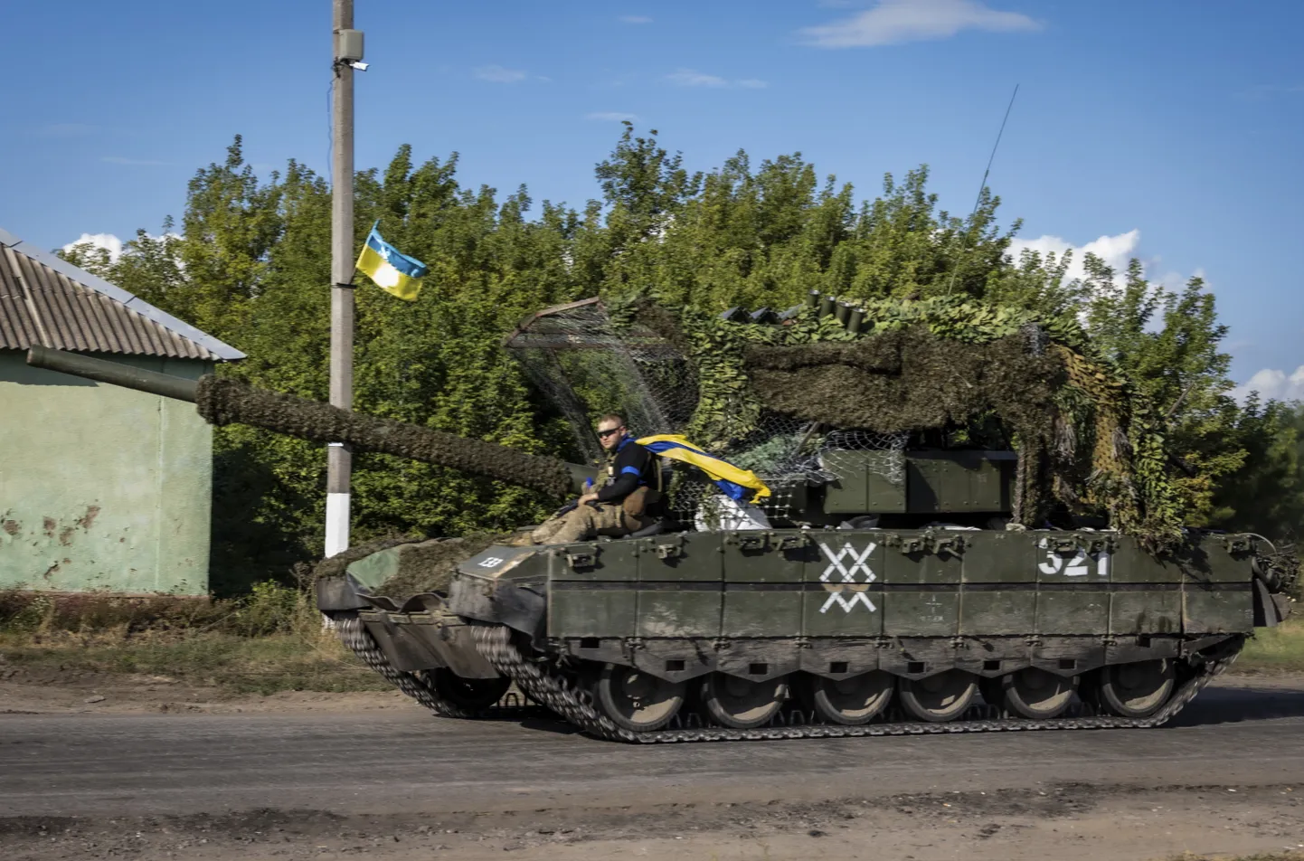 Ukraina sõdurid viimas tanki Venemaalt Kurskist Sumõ oblastisse parandustöödele 15. augustil 2024. aastal.