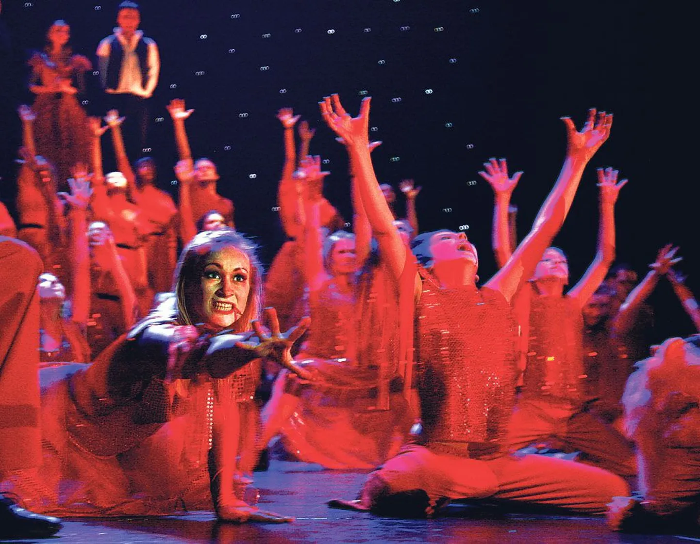 Tantsukooli WAF Dance juubelikontserdil astus üles ligemale sada praegust ja kunagist tantsijat.