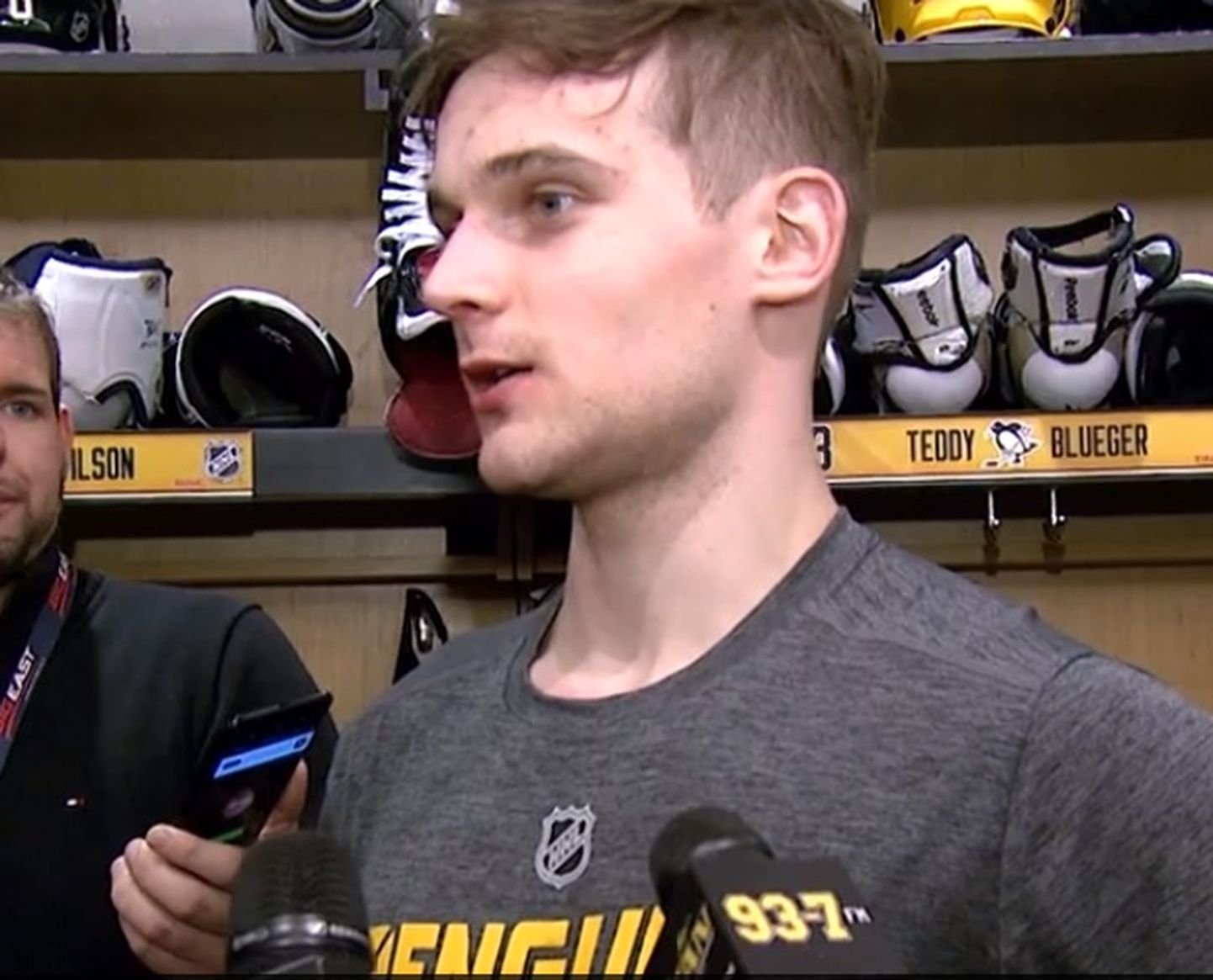 Latvijas hokejists Teodors Bļugers Pitsburgas "Penguins" ģērbtuvē sniedz interviju.
