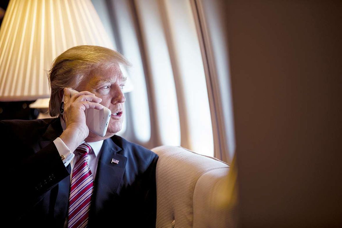 USA president Donald Trump peab kellegagi presidendilennuki Air Force One pardal vestlust.