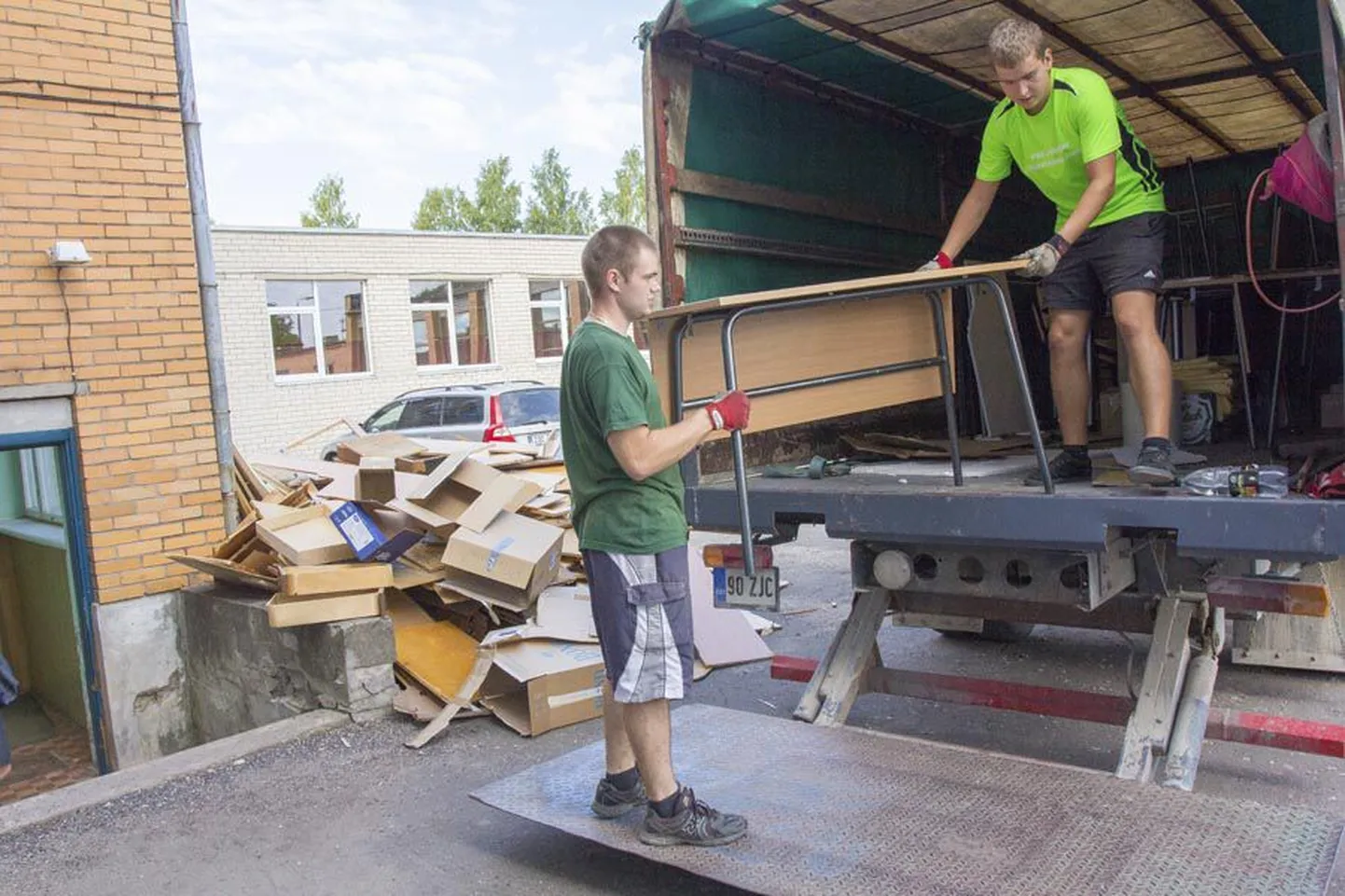 Täiskasvanute gümnaasiumi kolimine algas esmaspäeval.