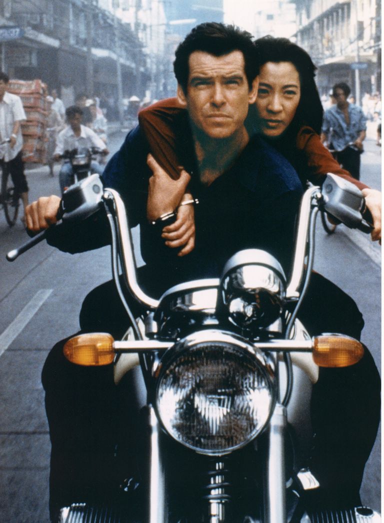Pierce Brosnan ja Michelle Yeoh 1997. aasta Bondi filmis.