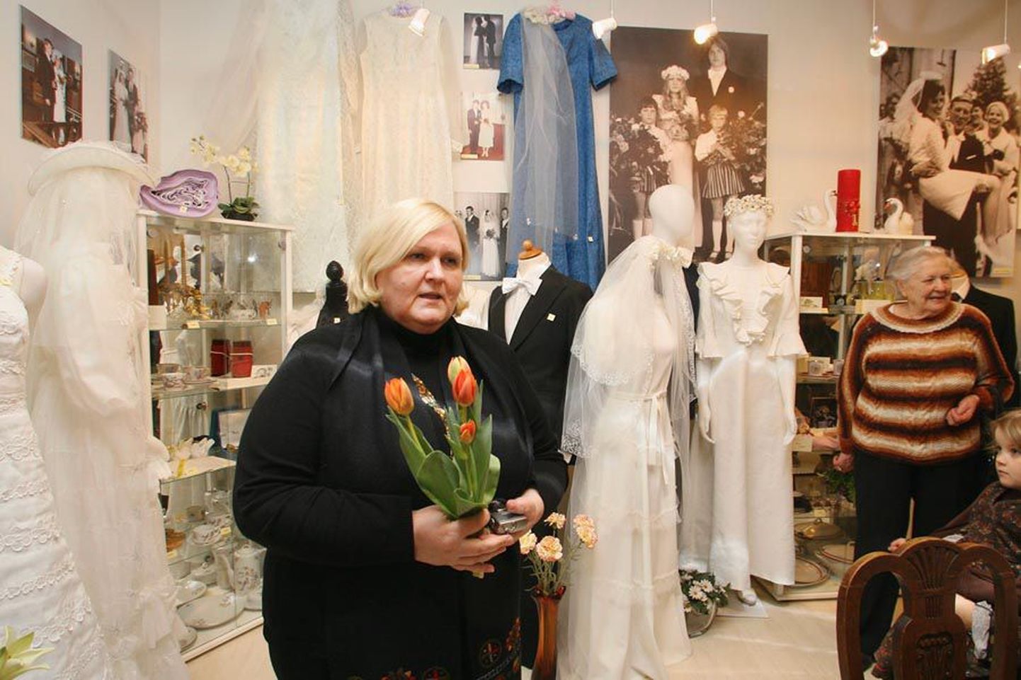 Tiina Jürgen on aidanud koostada palju näitusi, teiste hulgas pulmatraditsioone tutvustava väljapaneku.