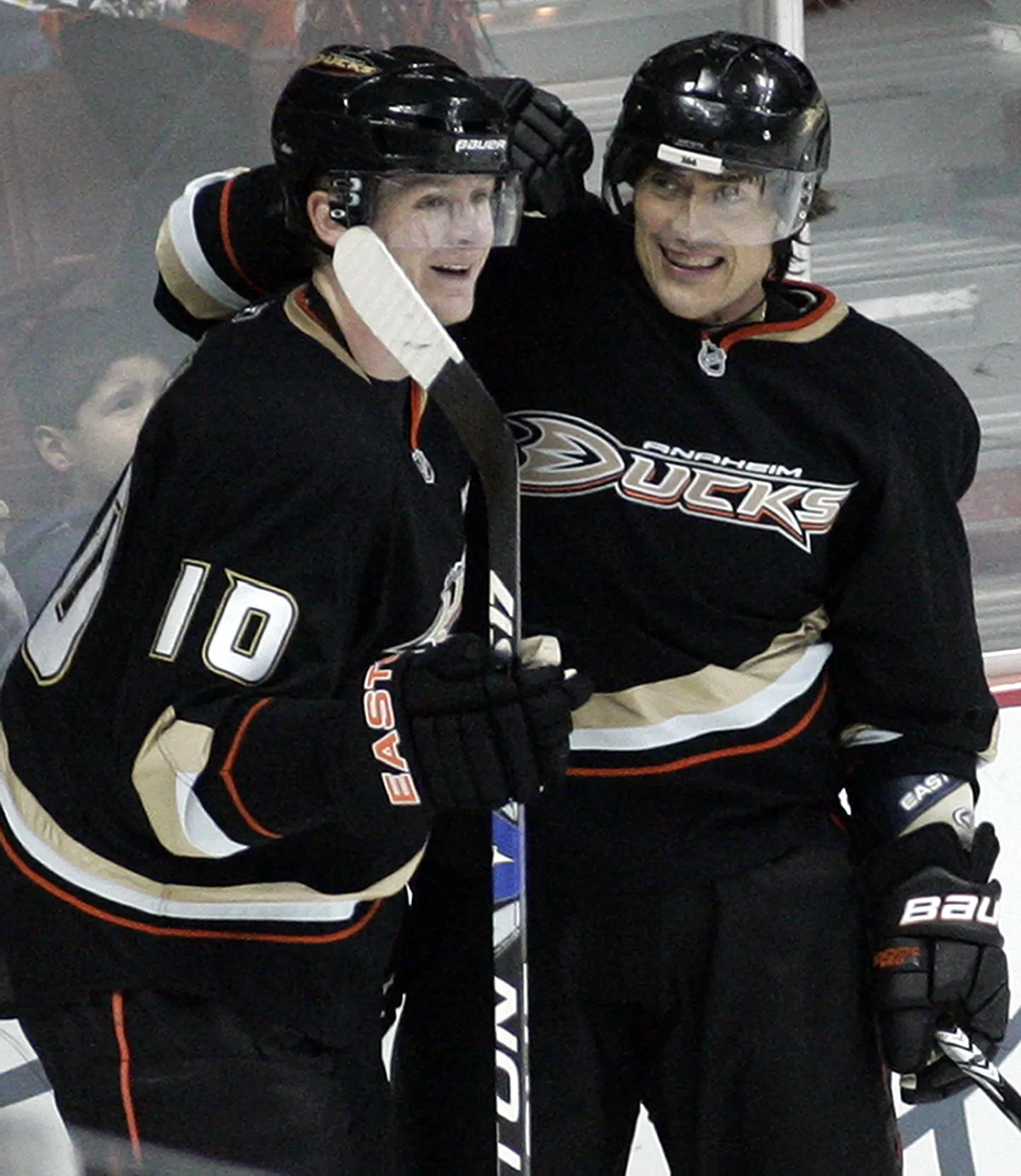 Anaheim Ducksi Corey Perry (vasakul) ja Teemu Selänne rõõmustamas.