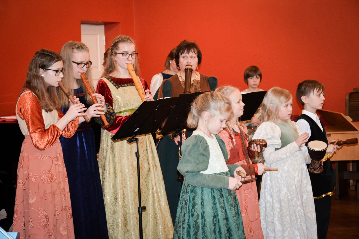 Vasakult tagareas Helena Paiste, Eliise Kask, Katrin Lindmäe, Tiiu Maripuu, Boden Greenwood; esireas Keitlin Paur, Ruby Greenwood, Helen Kasela, Markor Leiner.