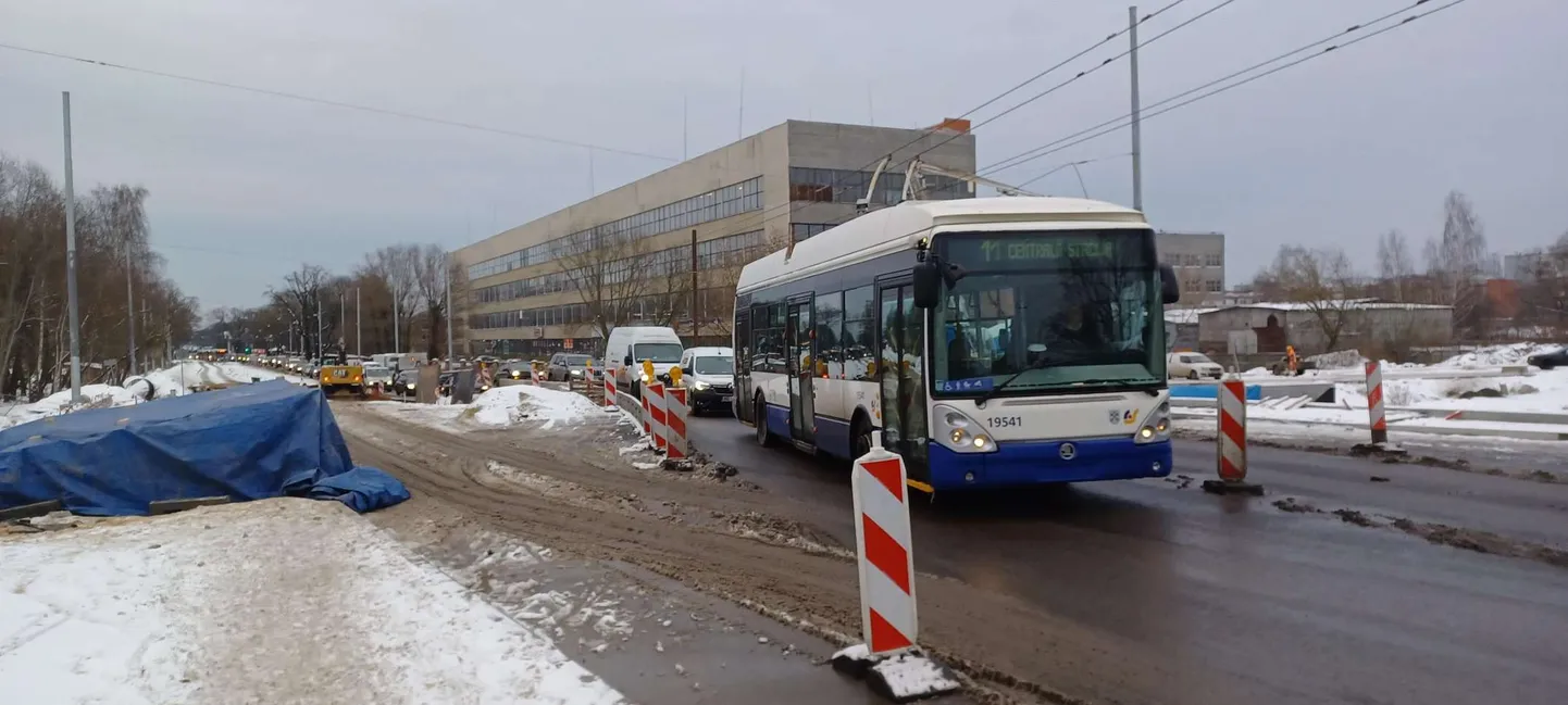 Троллейбус и пробка на Деглавском мосту