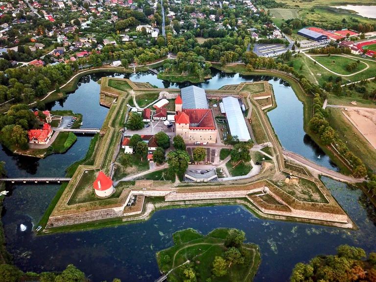 Остров Сааремаа, вид с высоты птичьего полета на исторический замок Куресааре, во дворе которого проходит Сааремааский оперный фестиваль.