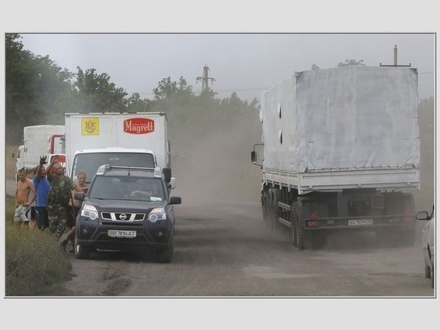 Vene konvoi eile Ukrainas Bolšoi Suhodoli küla kaudu Luganskile lähenemas.