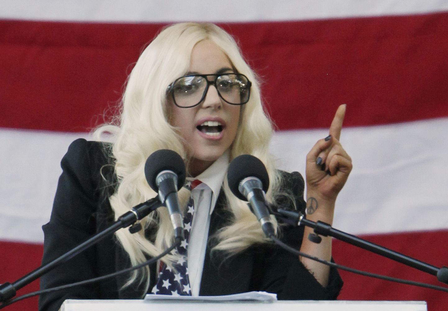Леди Гага на митинге в защиту прав геев.
