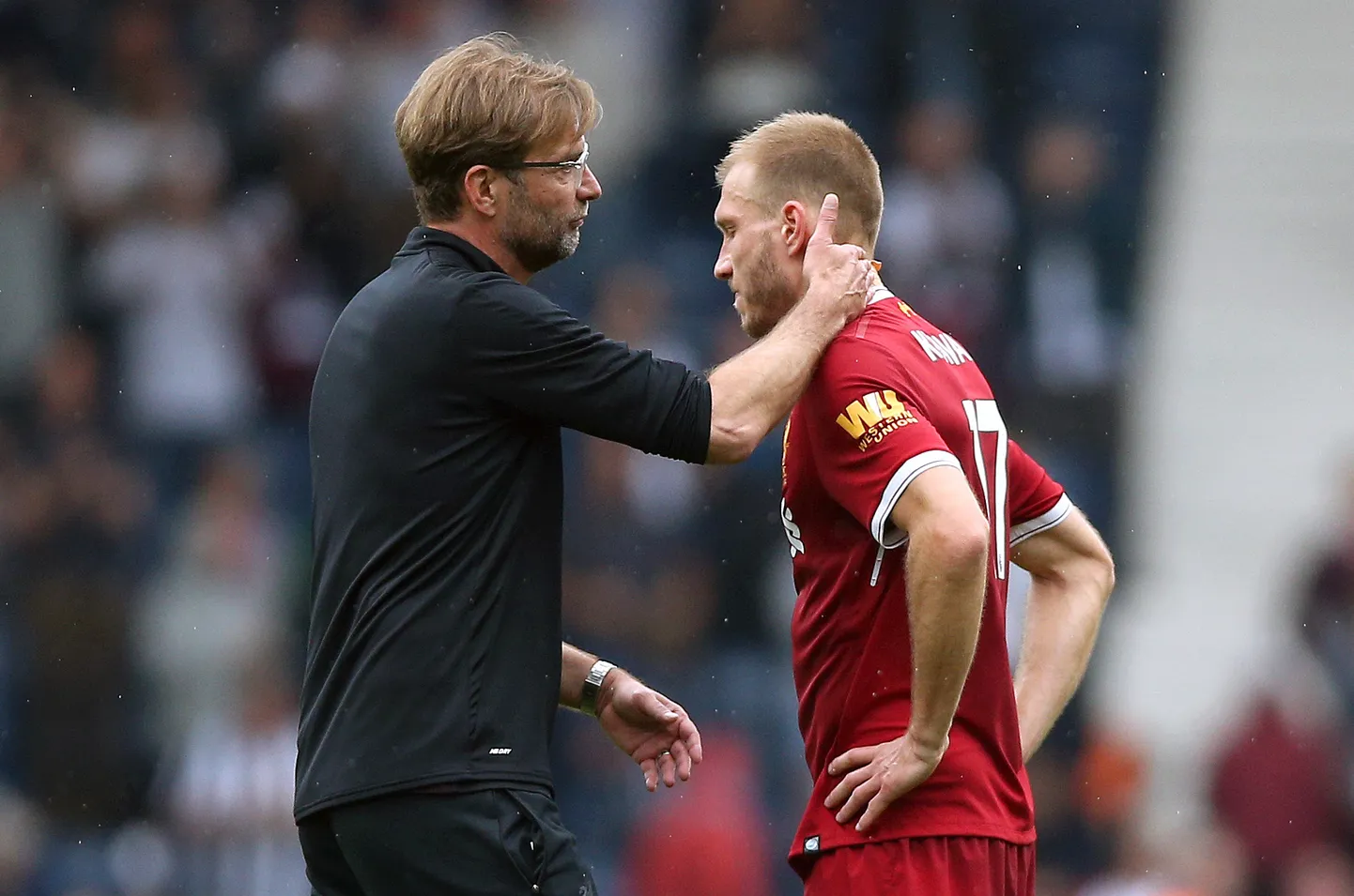 Liverpooli peatreener Jürgen Klopp jagas pärast mängu Ragnar Klavanile näpunäiteid, kuidas oleks saanud mõnes olukorras paremini tegutseda.