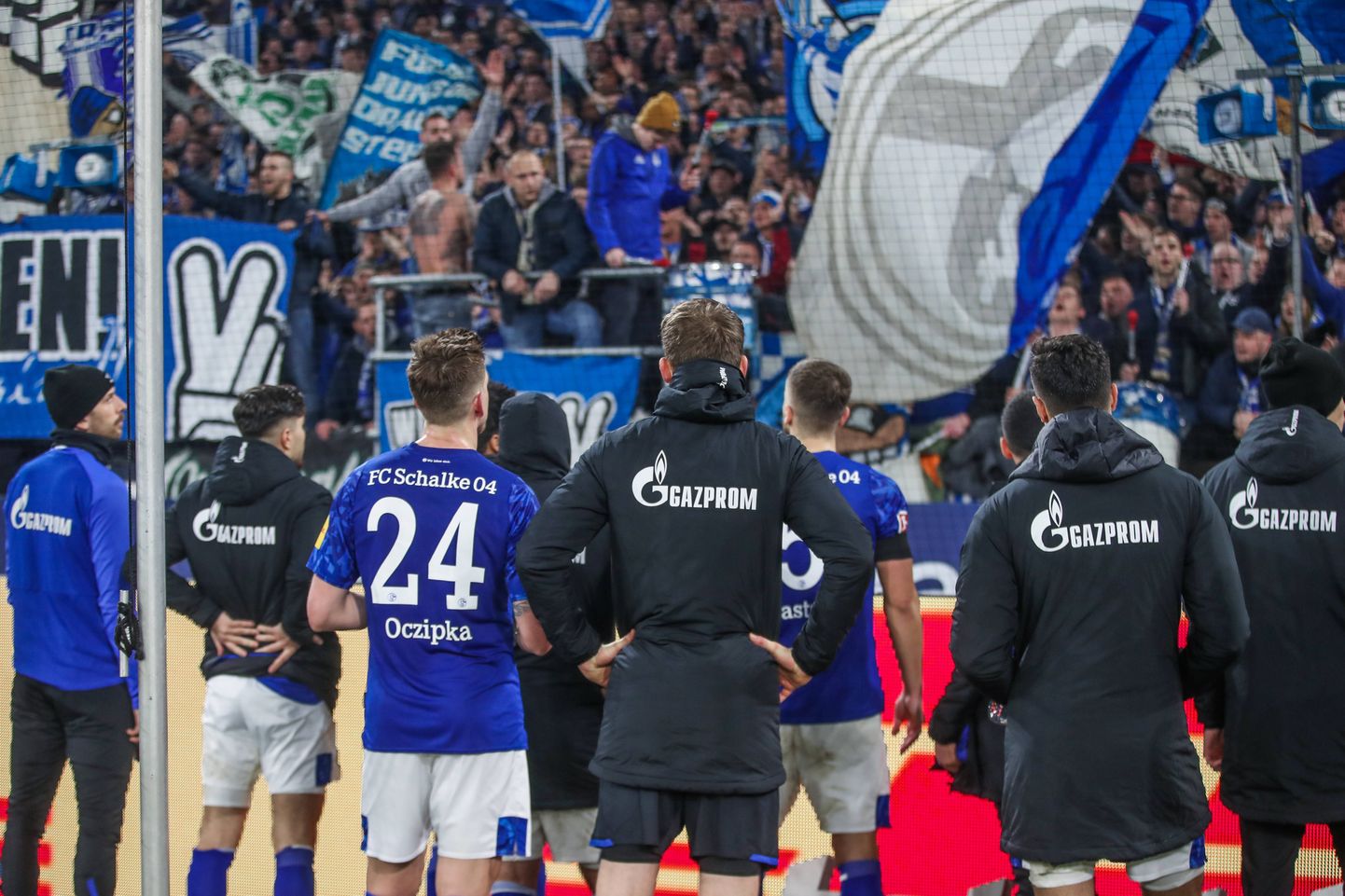 Schalke mängijad läksid fännidega tülli.