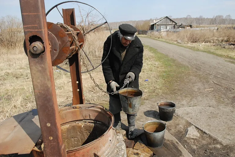 Muslimovo elanik võtmas kohalikust kaevust vett. Ka see küla sai pärast Majaki keemiakombinaadis toimunud õnnetust kõvasti kiiritada. FOTO: Ria Novosti/Scanpix