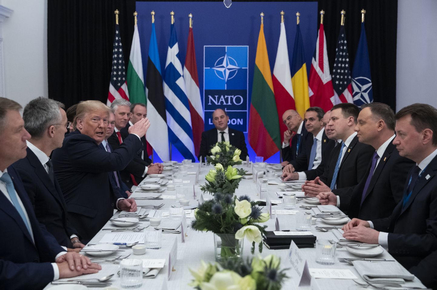 Donalds Tramps vakariņās ar NATO dalībvalstīm, kuru aizsardzības budžets ir vismaz 2% no IKP