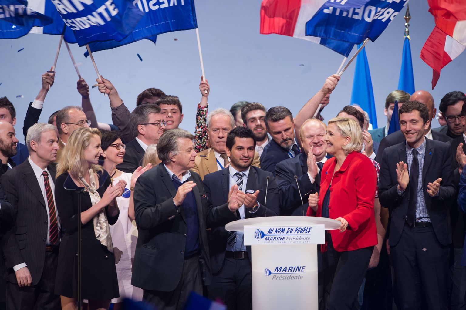 Marine Le Pen toetajatega kohtumas.