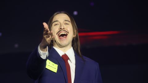 VIDEO ⟩ «Kurat, materjalid on nii naturaalsed!» Tommy Cash vallutas Pariisi moenädala väljaheitest inspireeritud kostüümiga