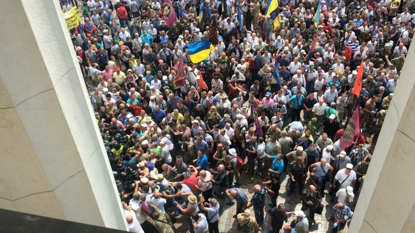 Kähmlus Ukraina parlamendi ees.