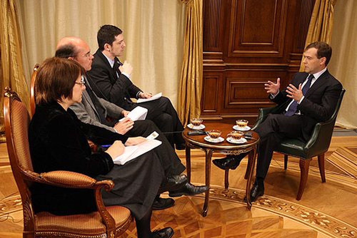 Venemaa president Dmitri Medvedev andmas intervjuud Hispaania meediale seoses peatse visiidiga sellesse kuningriiki.