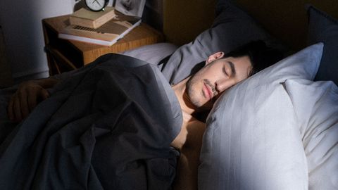 ÕPIME ÜMBER ⟩ Ekspert selgitab, miks levinud magamisasend meile nii halb on