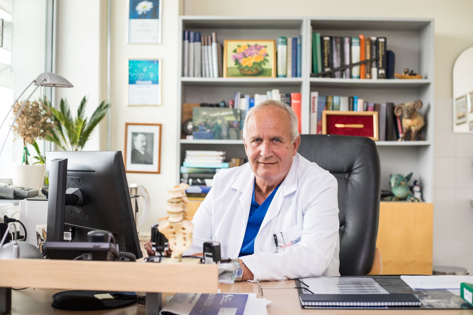NEUROKIRURGIAKESKUSES tehakse 1200–1300 operatsiooni aastas. ‘’Igal päeval nädalas opereerime, vahel ka kaks korda päevas,’’ ütleb dr Leiner.