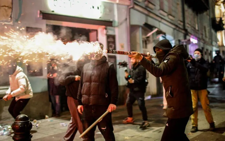 Радикально настроенные протестующие используют пиротехнику в противостоянии с полицией.