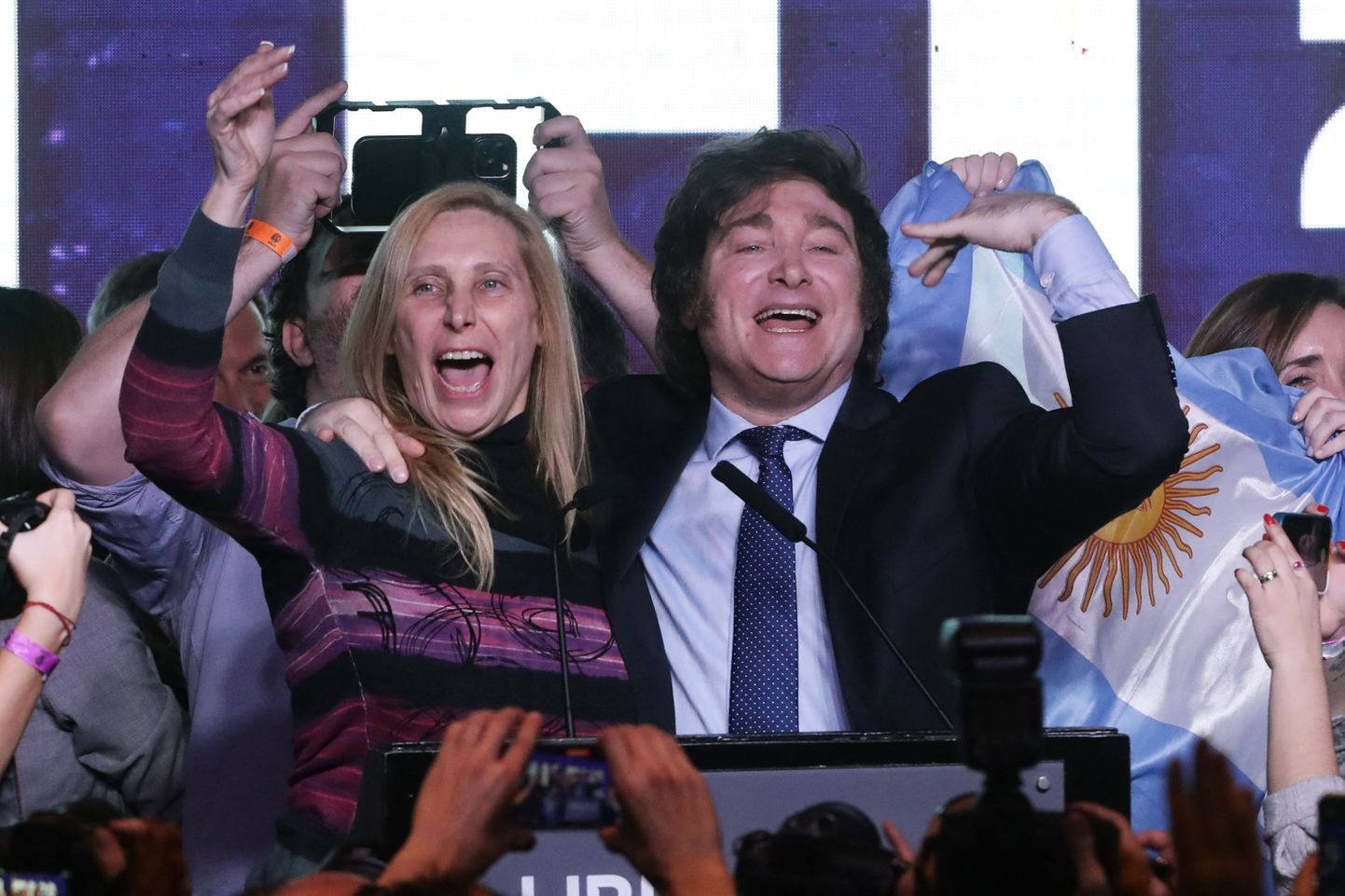 Argentiina paremlibertaarne majandusteadlane ja presidendikandidaat Javier Milei tähistamas oma õega eelvalimiste tulemusi.