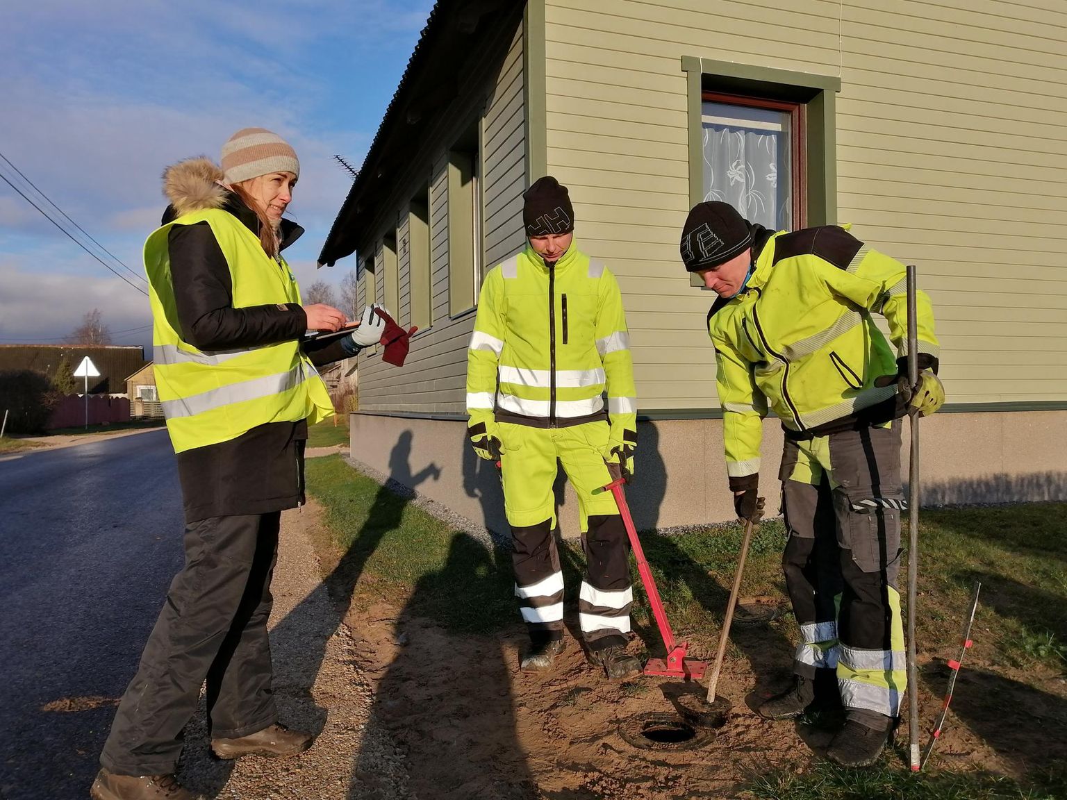 Ridakülas tehtud töid kontrollisid Emajõe Veevärgi töötajad Katrin Kõnd (vasakult), Raido Kuznetsov ja Tarmo Toom.