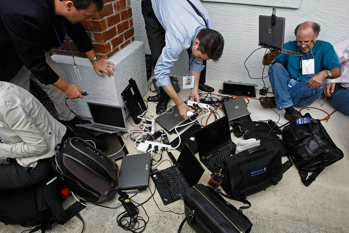 Enamik Euroopa sülearvutikasutajaid ei lepiks igapäevase internetiühenduseta. Pildil seavad oma sülearvuteid üles USA ajakirjanikud.