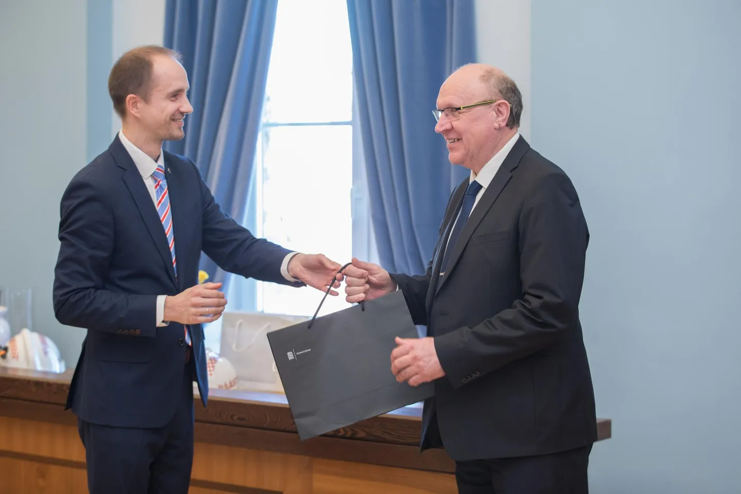 Vastne siseminister Mart Helme sai kantsler Lauri Lugnalt (vasakul) lisaks kingikotile ka nimekirja hirmkallitest soovidest, mille nimel tuleks riigieelarve arutamisel võitlema hakata.