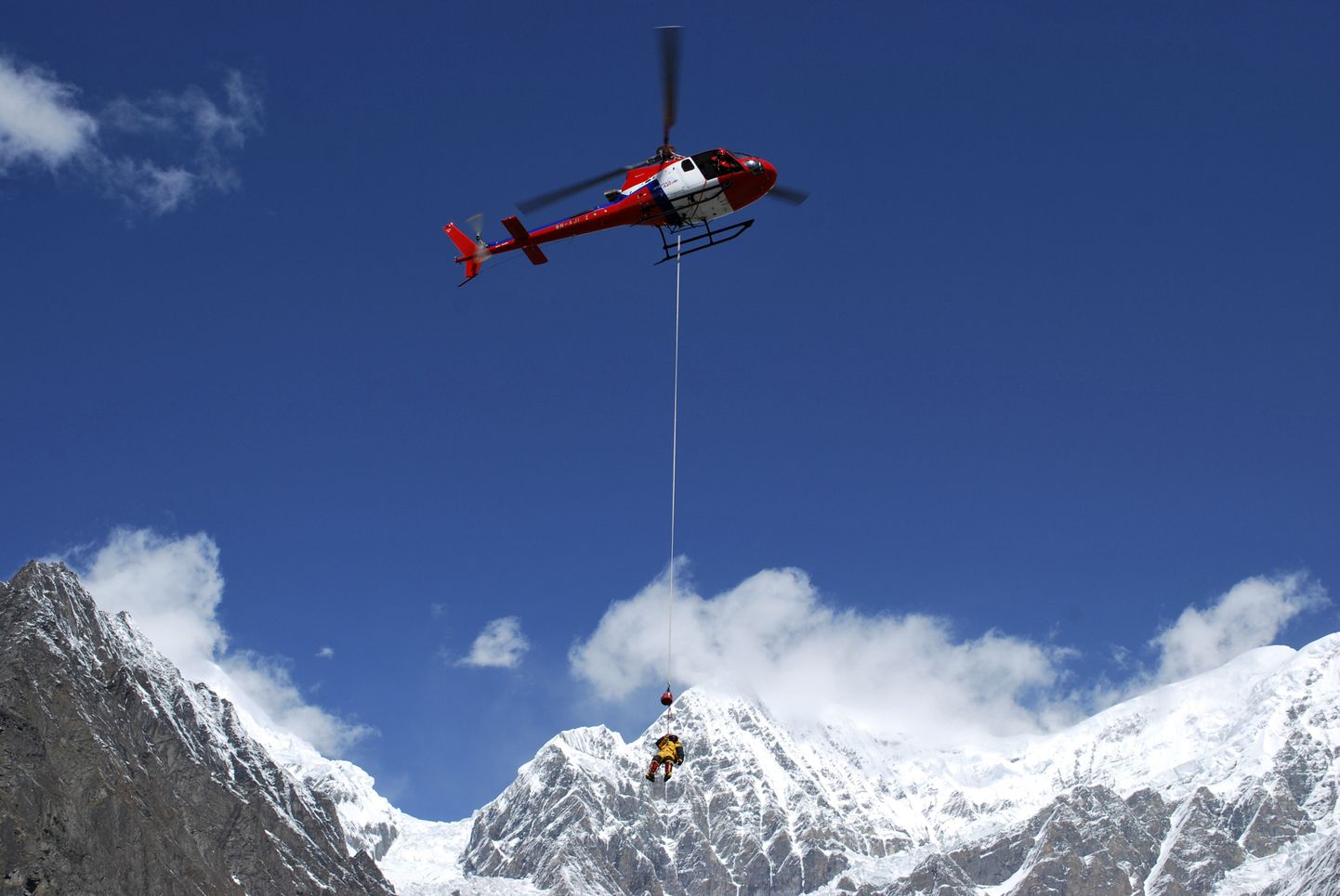 Päästekopter tegutsemas Annapurna mäel Nepalis. Foto on illustratiivne.