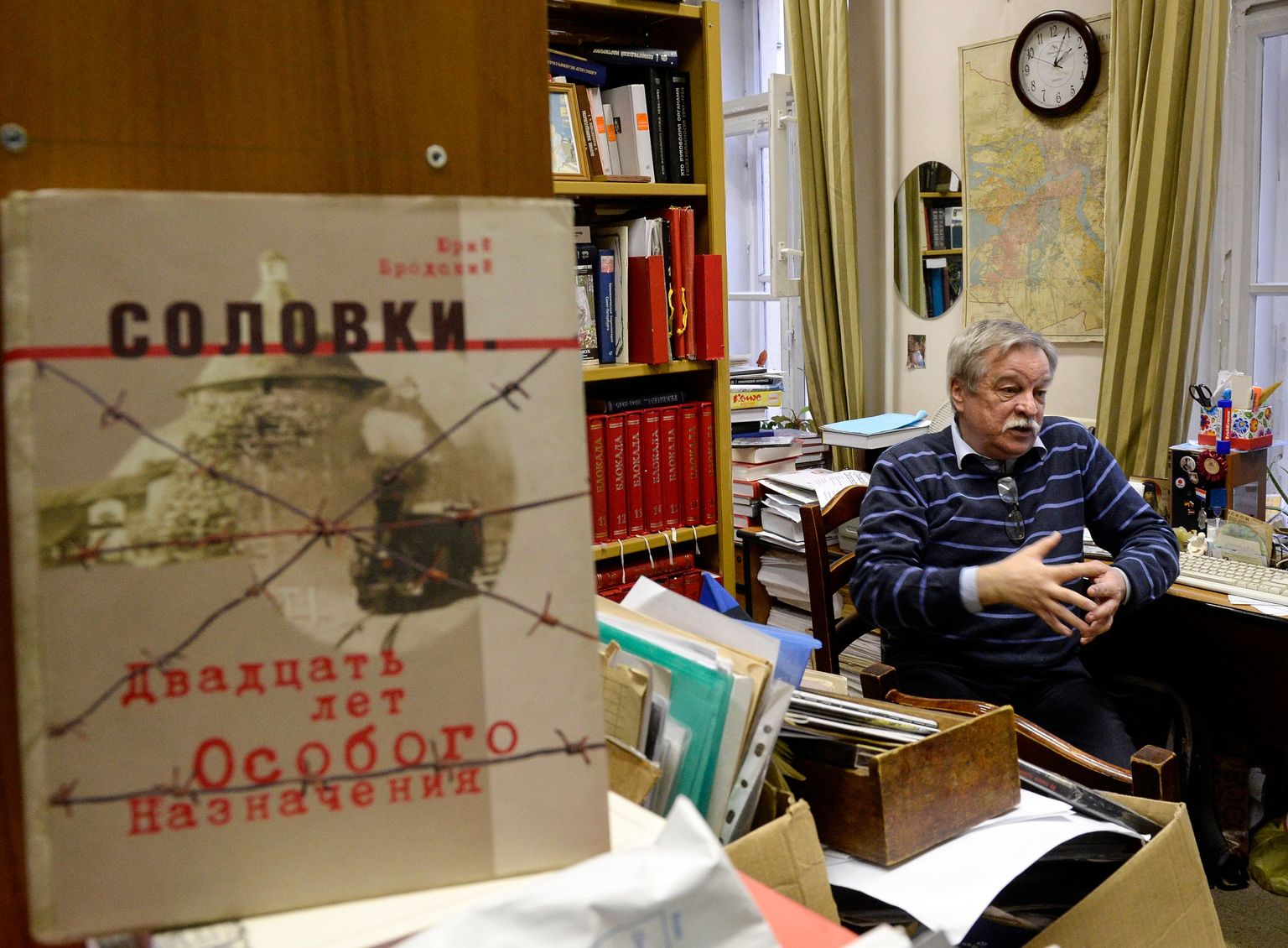 Anatoli Razumov oma kabinetis.