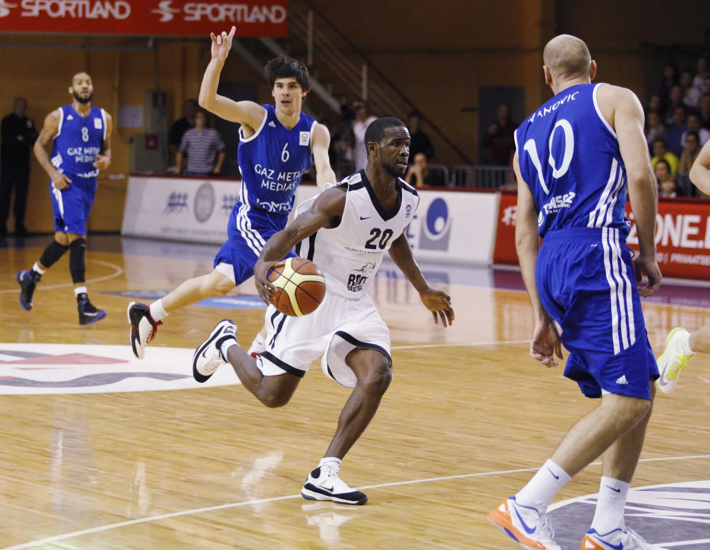 TÜ/Rocki korvpallimeeskond kaotas EuroChallenge sarjas kodumängu Rumeenia klubile Gaz Metan Medias 68:70 (pildil Justin Ingram).