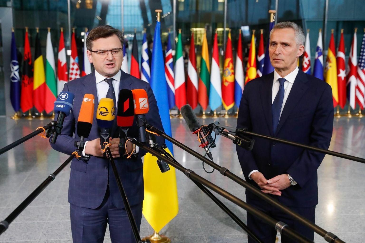 «Minu arvates pakub Ukraina ausat kaupa. Teie annate meile relvi, meie ohverdame oma elusid ja sõda hoitakse Ukrainas,» pakkus Ukraina välisminister Dmõtro Kuleba neljapäeva hommikul NATO peasekretäri Jens Stoltenbergi kõrval seistes. 