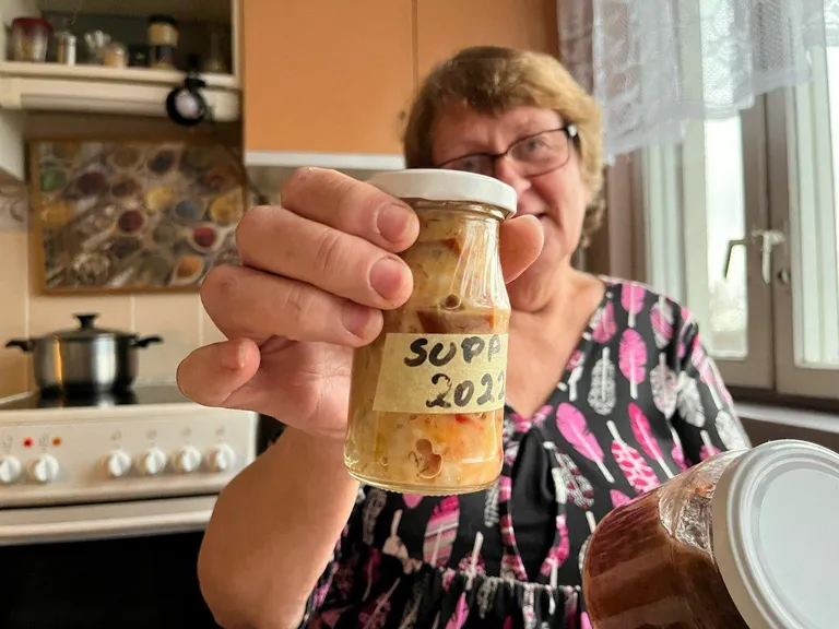 Kui laps suurt purki ei taha vastu võtta ja viriseb raske koti pärast, on lihtne idee näiteks miniversioonis rassolnik. Tegelikult jäi suppi lihtsalt üle ja ära ei tahetud visata.